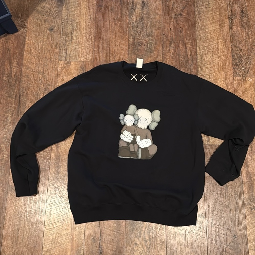 UNIQLO X KAWS CREW SWEATSHIRT LARGE
